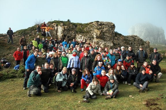 Cien personas brindan en la cima del Toloño
