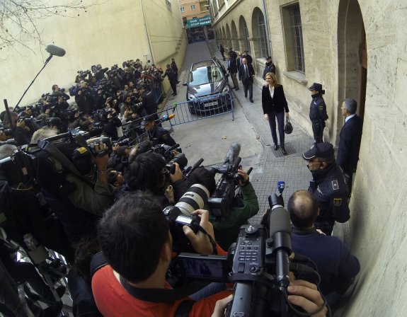 La infanta llega a los
juzgados de Palma
para declarar el
pasado 8 de febrero.
