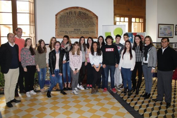 Los jóvenes del colegio junto a sus profesores y los responsables de Bodegas Dunviro.