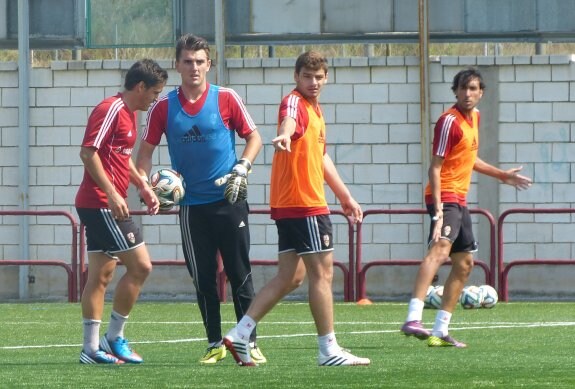 Navarro guarda el balón en persencia de Ubis, Nika y Sergio Martínez en un entrenamiento de pretemporada.