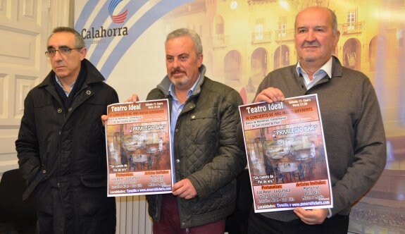 Teo López, José Ibáñez y Manuel Asensio, con los carteles del concierto de la Asociación La Curruca. 