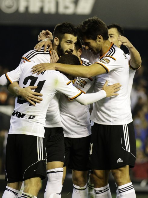 Los jugadores valencianistas se abrazan tras el gol de Negredo. 