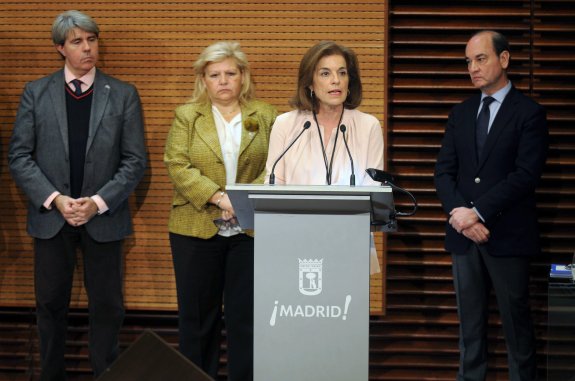 Ángeles Pedraza, segunda por la izquierda, y Ana Botella, ayer, en el acto de presentación del 'Itinerario de la libertad'. 