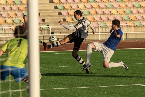 Unai, goleador ayer, golpea el balón ante un defensor. 