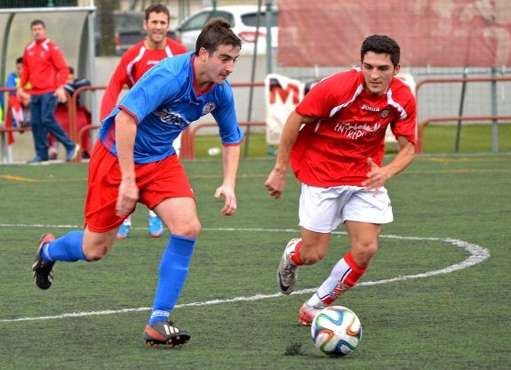 Cristian y Mourad corren tras el esférico. 