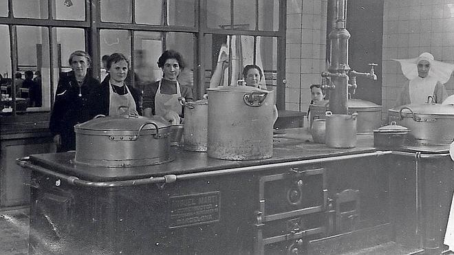 Aunque comenzó su actividad en el antiguo teatro Liceo, en pocos años se trasladó a la calle Rodríguez Paterna, lugar en el que aún continúa y en donde se tomó esta fotografía del año 1911.
