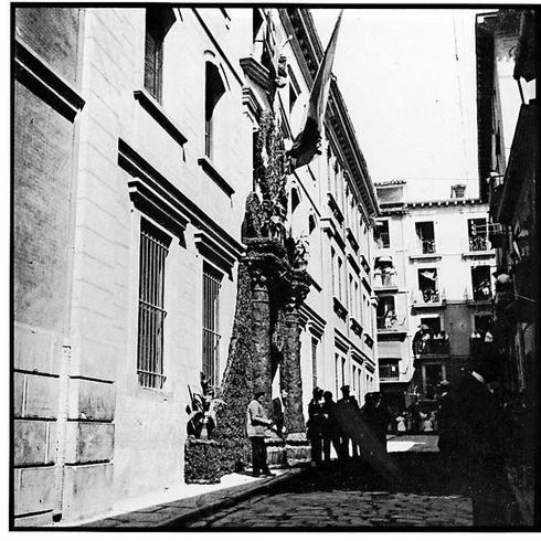 Tabacalera, en su inicial serie del convento de La Merced, engalanada para recibir la visita del rey Alfonso XIII en el año 1903.