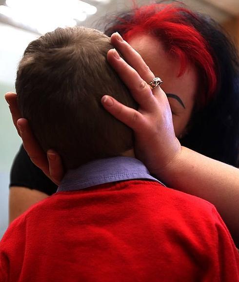 Alina besa con ternura a su hijo de tres años. 