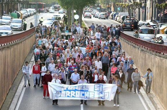 Manifestación contra la supresión del túnel de Duques de Nájera celebrada el pasado 2014 bajo el paraguas de la federación. 