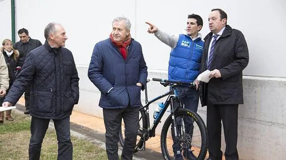 El ciclista Carlos Coloma señala a Pedro Sanz el dibujo de la ruta del nuevo trazado de BTT en Prado Salobre. 