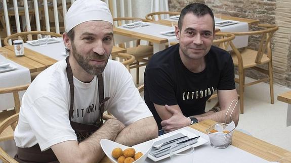 Los responsables del 'Catedral' nos presentan sus croquetas. 