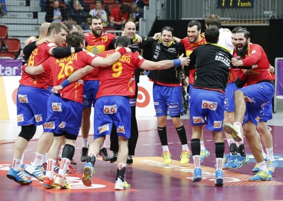 La selección española celebra su clasificación para los octavos de final tras derrotar a Eslovenia.
