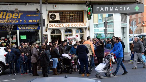 Amigos, compañeros del colegio y muchas personas anónimas acudieron a la 'caparronada solidaria', celebrada en la calle Huesca. 