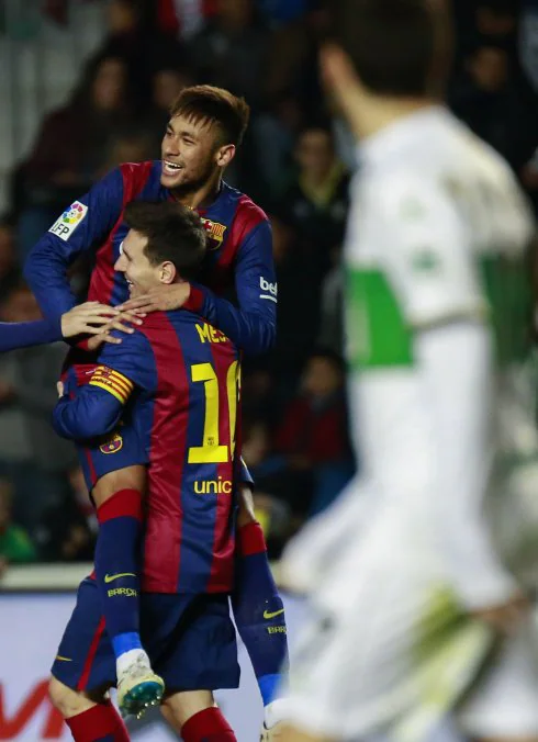 Messi abraza a Neymar. :: afp