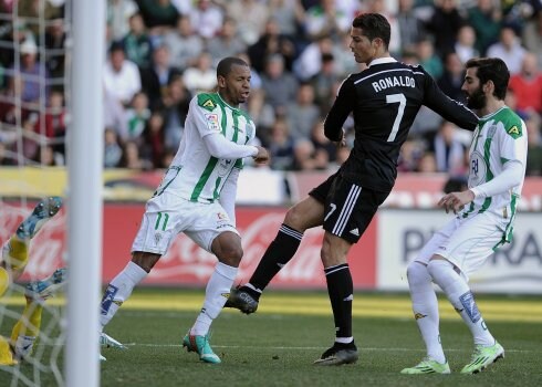 Cristiano Ronaldo golpea al brasileño Edimar en el Nuevo Arcángel de Córdoba. :: Cristina Quicler / AFP