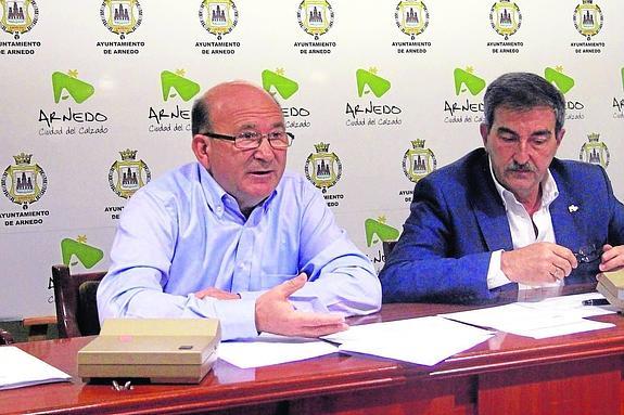 El concejal regionalista de Hacienda, Pedro Marín, junto al alcalde popular Juan Antonio Abad, en una imagen de archivo. :: 