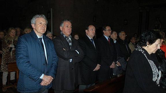 El ministro de Sanidad, junto a Pedro Sanz en el funeral. 