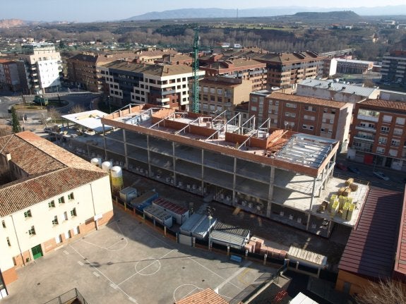 Imagen desde los 'rascacielos' de la construcción del nuevo centro, frente al actual colegio. :: lalinde