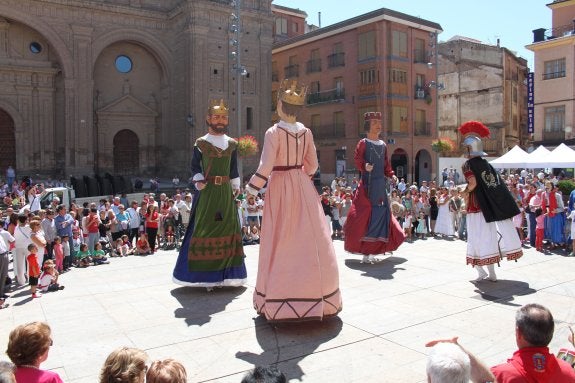 Imagen de los gigantes alfareños bailando en las pasadas fiestas. :: ep