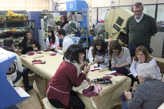 Monitores del Museo de la Alpargata enseñaron a los alumnos. :: e.p.