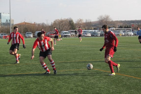 Olavarrieta, autor del primer gol jarrero, avanza con el esférico. :: e. pascual