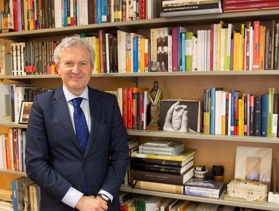 Start Innova. El consejero de Presidencia y Justicia, Emilio del Río, posa en su despacho del Gobierno de La Rioja. :: ANDREA ARAGÓN