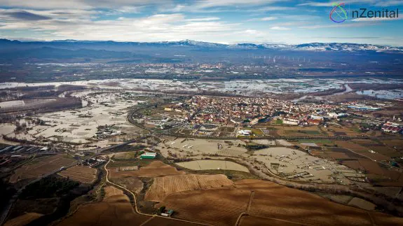 Caminos y plantaciones anegadas en la zona de cultivo de la ribera del Ebro, en San Adrián y Calahorra, durante la última riada. :: nzenital