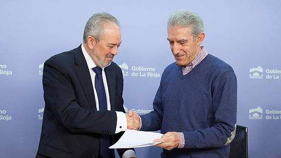 El consejero de Salud y Servicios Sociales, José Ignacio Nieto, y el presidente de la Fundación Centro Solidaridad de La Rioja, Luis Lleyda.