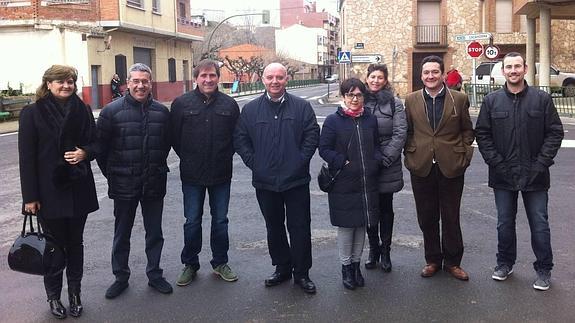 Burgos, junto a otras autoridades en el tramo arreglado. 
