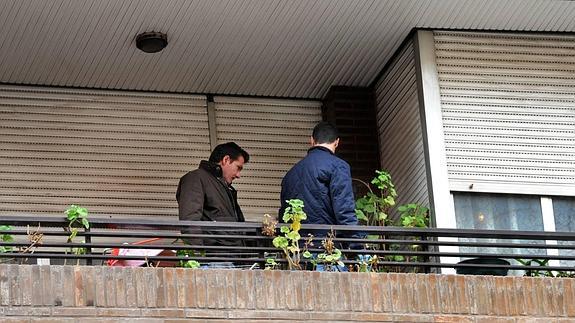 Dos policías, en la casa de la víctima durante las investigaciones. 