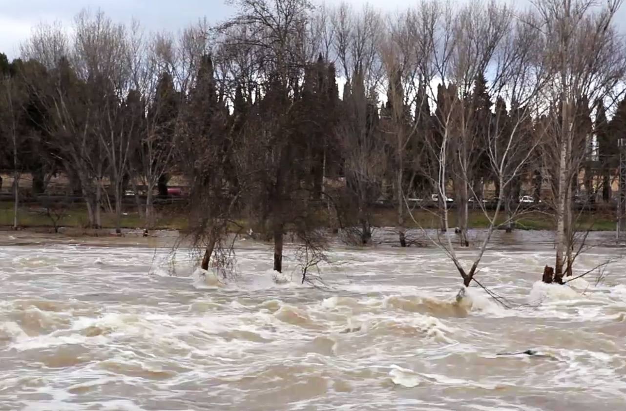 Las orillas del río a su paso por Logroño empiezan a inundarse en esta nueva avenida. 