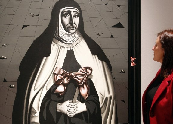 La consejera María José Catalá contempla una de las obras. :: efe