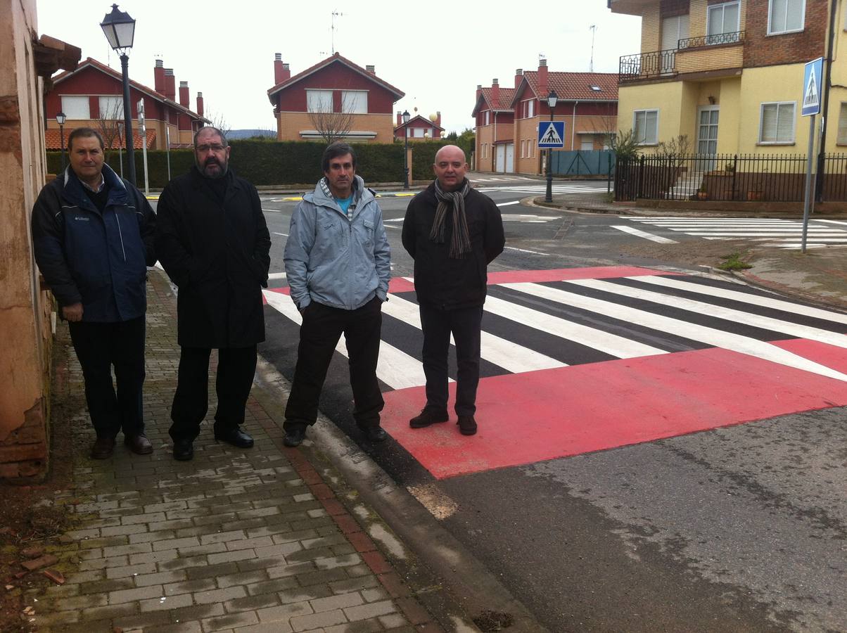 Víctor Garrido (1º dcha.), en Azofra, junto al alcalde de la localidad Ernesto Álvarez.