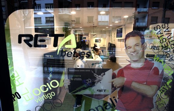 La primera tienda de apuestas deportivas llegó a La Rioja de la mano de RETA, a mediados del pasado diciembre, en el número 2 de avenida de Colón. :: juan marín