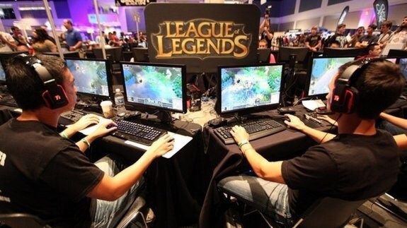 Dos jugadores, durante un torneo de 'League of Legends'. :: r. c.