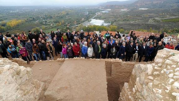 Visita oficial el pasado mes de noviembre a las ruinas del castillo de Nalda, recinetemente descubiertas por excavaciones.