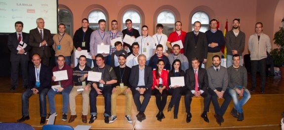 Foto de familia de los tres equipos participantes junto con organizadores y patrocinadores. :: díaz uriel