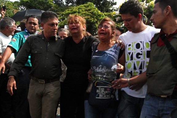 La madre de Kluivert Roa Núñez, en San Cristóbal durante el funeral del estudiante al que mató a tiros un agente de policía. :: epa