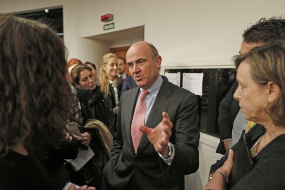 El ministro de Economía, Luis de Guindos, ayer, tras la rueda de prensa del Consejo de Ministros. :: Jaime García