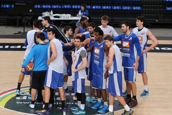 Los jugadores del Cocinas.com se conjuran tras el entrenamiento de ayer para intentar conseguir la victoria en Lérida. :: juan marín