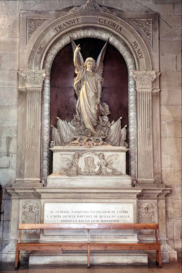 Mausoleo donde está enterrado Espartero junto a su esposa junto a la sacristíca de La Redonda.