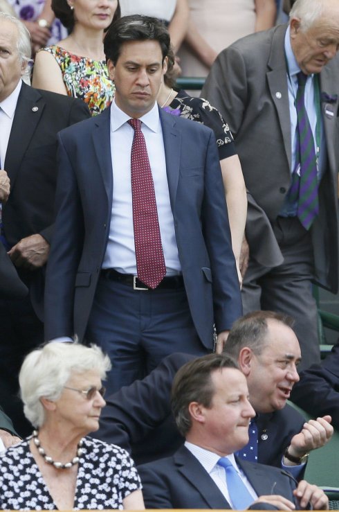 Miliband observa a Cameron y Salmond en Londres. :: reuters
