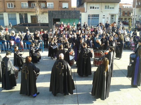 La plaza de España fue en la tarde de ayer el escenario de esta duodécima exaltación arnedana. :: e.p.