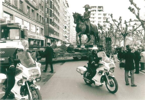 El famoso caballero por la calle Miguel Villanueva el 23 de febrero de 1995. :: e. del río