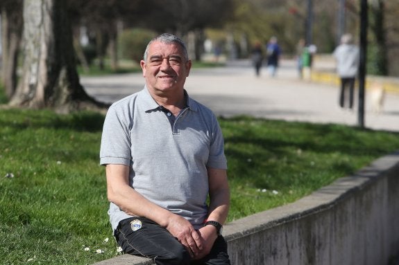 José Iturriaga, en el paseo del Ebro, durante una de sus caminatas matutinas.
