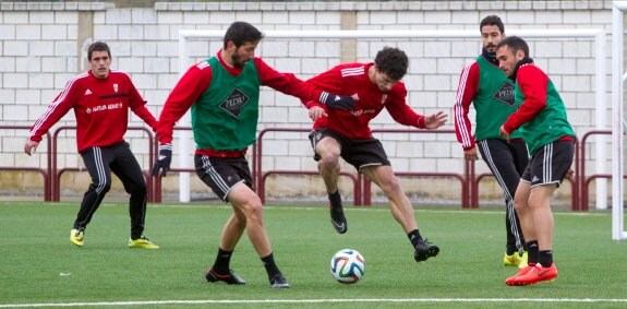 Alegre y Abaroa pugnan
por el balón en presencia
de Ubis, Herreros y
Muneta. :: díaz uriel