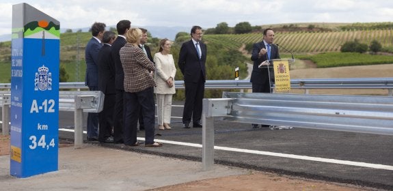 Mariano Rajoy con Pedro Sanz y la ministra de Fomento, Ana Pastor, en la inauguración del último tramo riojano de la A-12 el pasado julio. :: s. tercero