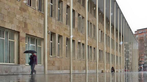 Un día de lluvia en la plaza del Ayuntamiento de Logroño. 