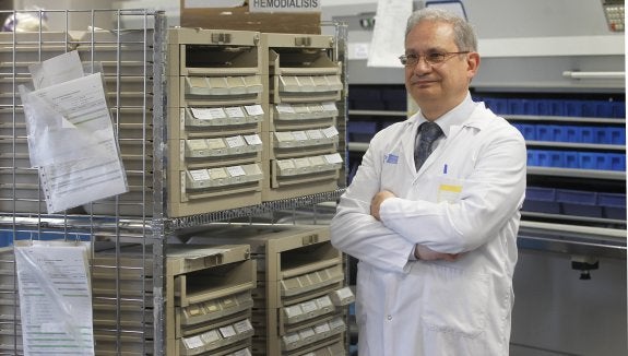 Torroba, en las instalaciones del servicio de Farmacia del Hospital San Pedro. :: Justo rodríguez
