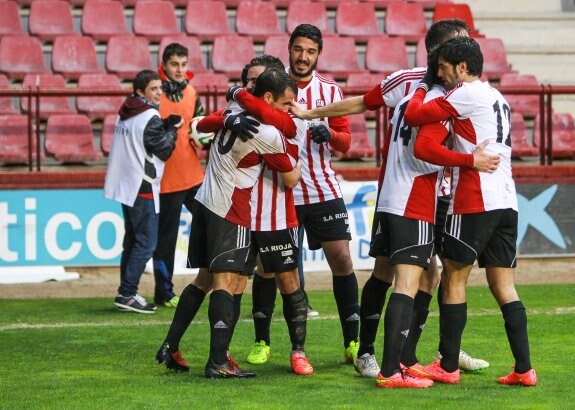 Los jugadores blanquirrojos se abrazan tras el gol de Menudo, el que aseguraba el resultado final y el triunfo ante la Cultural . :: fernando díaz